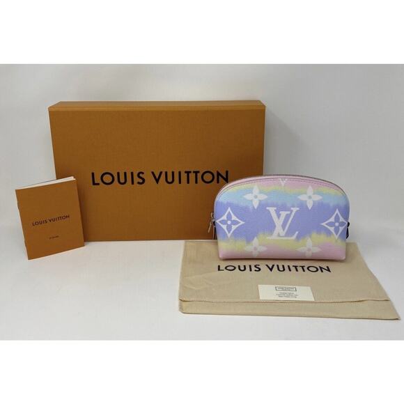 Louis Vuitton Monogram Giant LV Escale Pochette Cosmetic Cosmetic Pouch - Picture 4 of 10